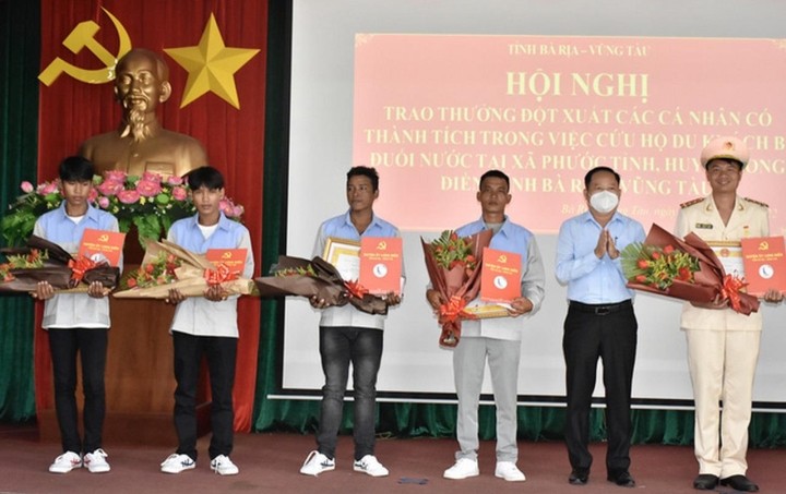 Khen thưởng các cá nhân dũng cảm cứu du khách đuối nước tại Bà Rịa-Vũng Tàu Khen thưởng các cá nhân dũng cảm cứu du khách đuối nước tại Bà Rịa-Vũng Tàu