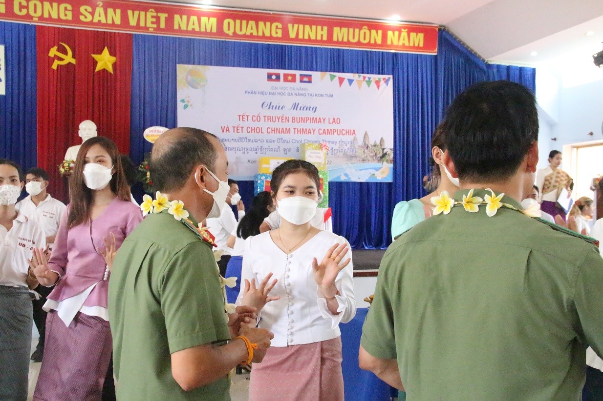 Lưu học sinh Lào và Campuchia đón Tết cổ truyền ấm áp tại Kon Tum - Báo Giáo dục và Thời đại Online