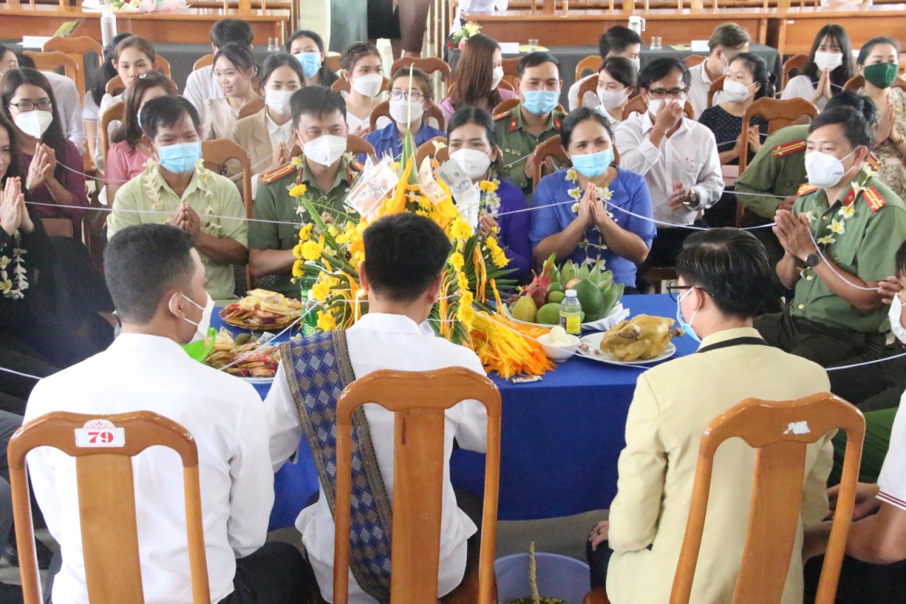 Lưu học sinh Lào và Campuchia đón Tết cổ truyền ấm áp tại Kon Tum - Báo Giáo dục và Thời đại Online