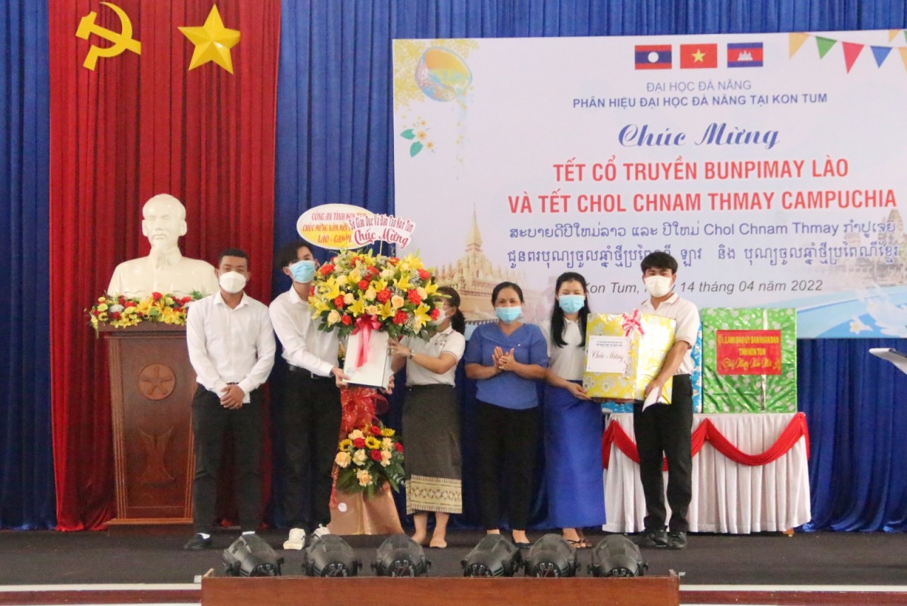 Lưu học sinh Lào và Campuchia đón Tết cổ truyền ấm áp tại Kon Tum - Báo Giáo dục và Thời đại Online