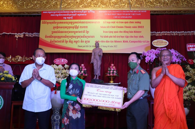 Trao tặng quà nhân dịp Tết Chôl Chnăm Thmây của đồng bào dân tộc Khmer - Báo Công an nhân dân điện tử Trao tặng quà nhân dịp Tết Chôl Chnăm Thmây của đồng bào dân tộc Khmer - Báo Công an nhân dân điện tử