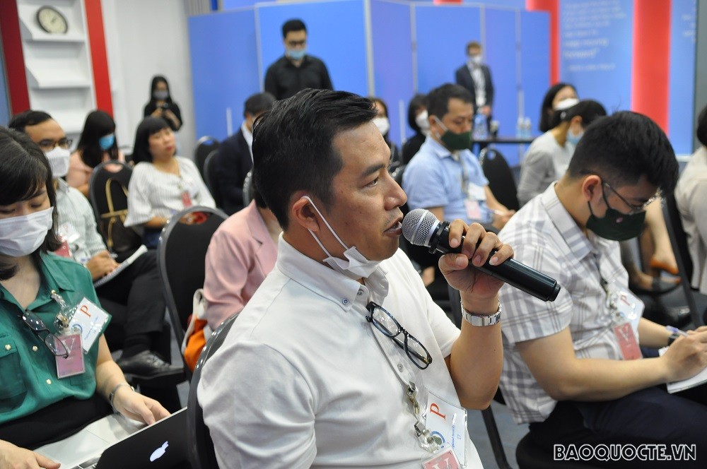 Các phóng viên đặt câu hỏi cho Đại sứ Mỹ tại Việt Nam Marc Knapper. (Ảnh: Minh Quân) Các phóng viên đặt câu hỏi cho Đại sứ Mỹ tại Việt Nam Marc Knapper. (Ảnh: Minh Quân)