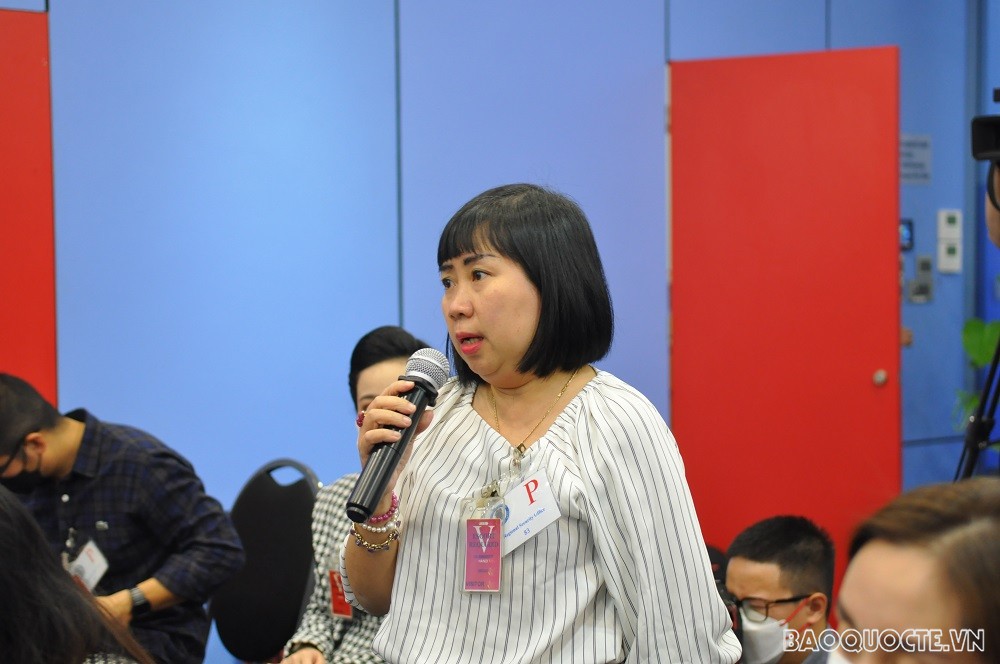 Các phóng viên đặt câu hỏi cho Đại sứ Mỹ tại Việt Nam Marc Knapper. (Ảnh: Minh Quân) Các phóng viên đặt câu hỏi cho Đại sứ Mỹ tại Việt Nam Marc Knapper. (Ảnh: Minh Quân)