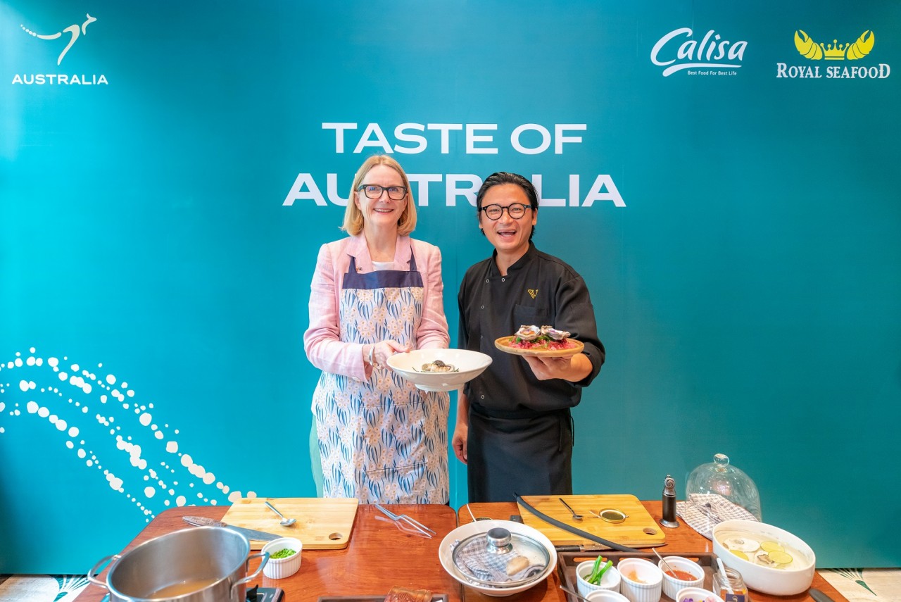 Tổng Lãnh sự Australia Sarah Hooper và đầu bếp Luke Nguyen nấu ăn giới thiệu hương vị Australia. Tổng Lãnh sự Australia Sarah Hooper và đầu bếp Luke Nguyen nấu ăn giới thiệu hương vị Australia.
