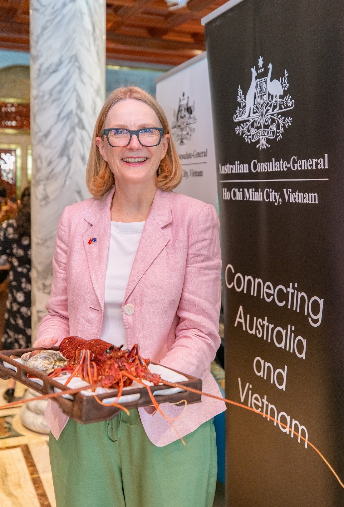 Bà Sarah Hooper, Tổng Lãnh sự Australia tại TPHCM, giới thiệu món ăn từ tôm hùm đá Australia. Bà Sarah Hooper, Tổng Lãnh sự Australia tại TPHCM, giới thiệu món ăn từ tôm hùm đá Australia.