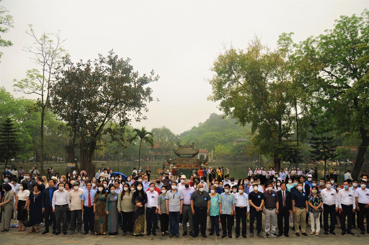 Các đại biểu quốc tế tới thăm Chùa Thầy. Các đại biểu quốc tế tới thăm Chùa Thầy.