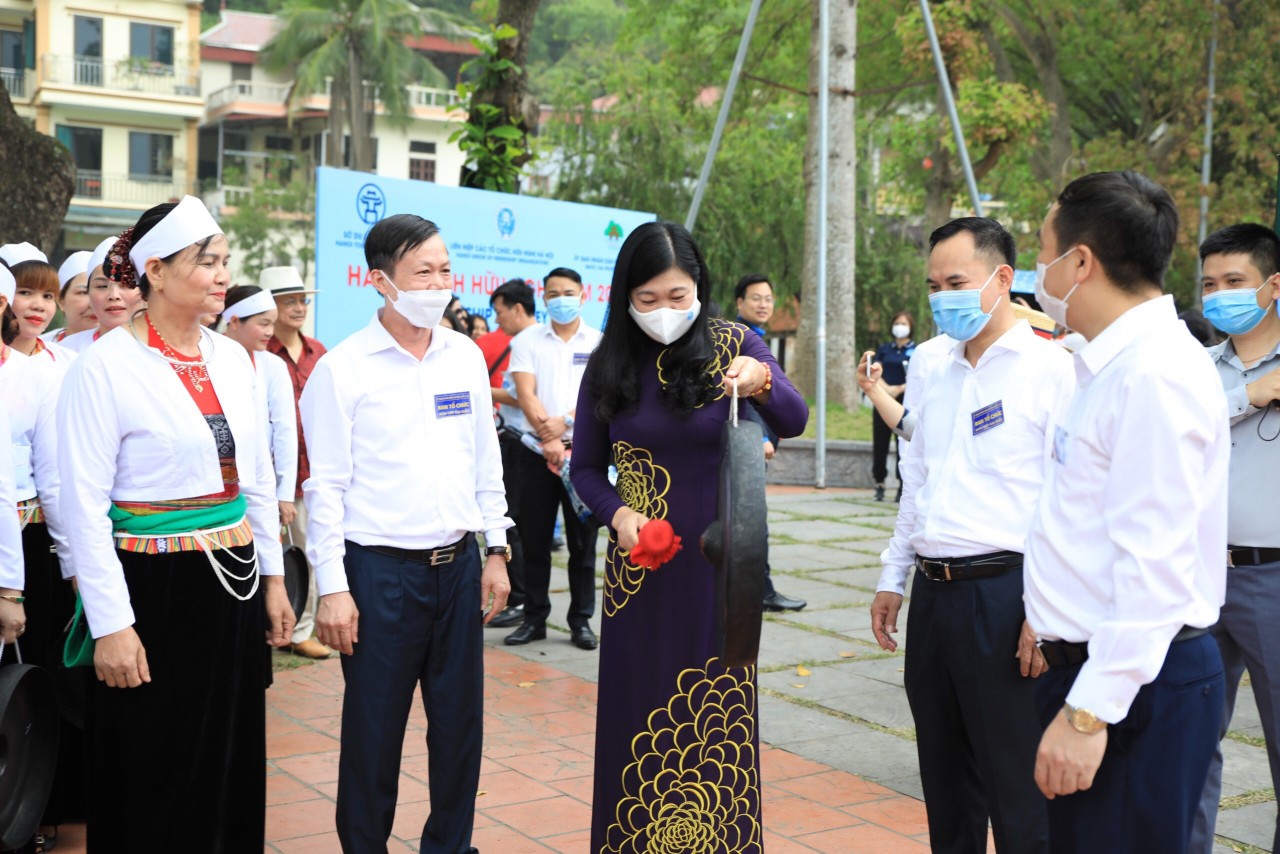 Các đại biểu trải nghiệm cồng chiêng. Các đại biểu trải nghiệm cồng chiêng.