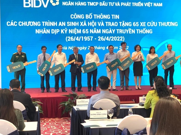 BIDV trao tặng 65 xe cứu thương cho các địa phương nhân dịp kỷ niệm 65 năm ngày thành lập BIDV trao tặng 65 xe cứu thương cho các địa phương nhân dịp kỷ niệm 65 năm ngày thành lập