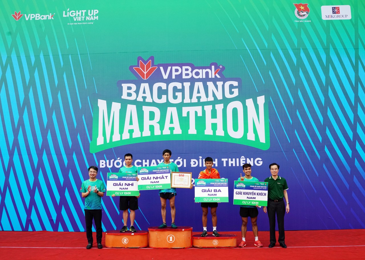 Ban tổ chức trao giải cho các VĐV nam có thành tích xuất sắc ở cự ly 10km Ban tổ chức trao giải cho các VĐV nam có thành tích xuất sắc ở cự ly 10km