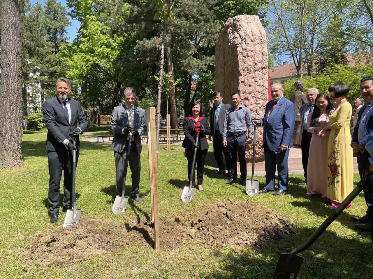 Dâng hoa và trồng cây nhớ ơn Chủ tịch Hồ Chí Minh tại Zalaegerszeg, Hungary Dâng hoa và trồng cây nhớ ơn Chủ tịch Hồ Chí Minh tại Zalaegerszeg, Hungary