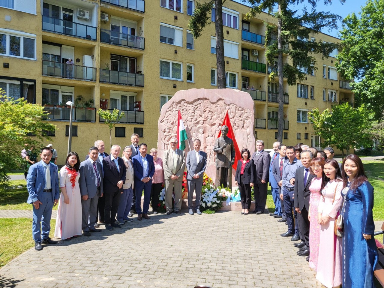 Dâng hoa và trồng cây nhớ ơn Chủ tịch Hồ Chí Minh tại Zalaegerszeg, Hungary Dâng hoa và trồng cây nhớ ơn Chủ tịch Hồ Chí Minh tại Zalaegerszeg, Hungary
