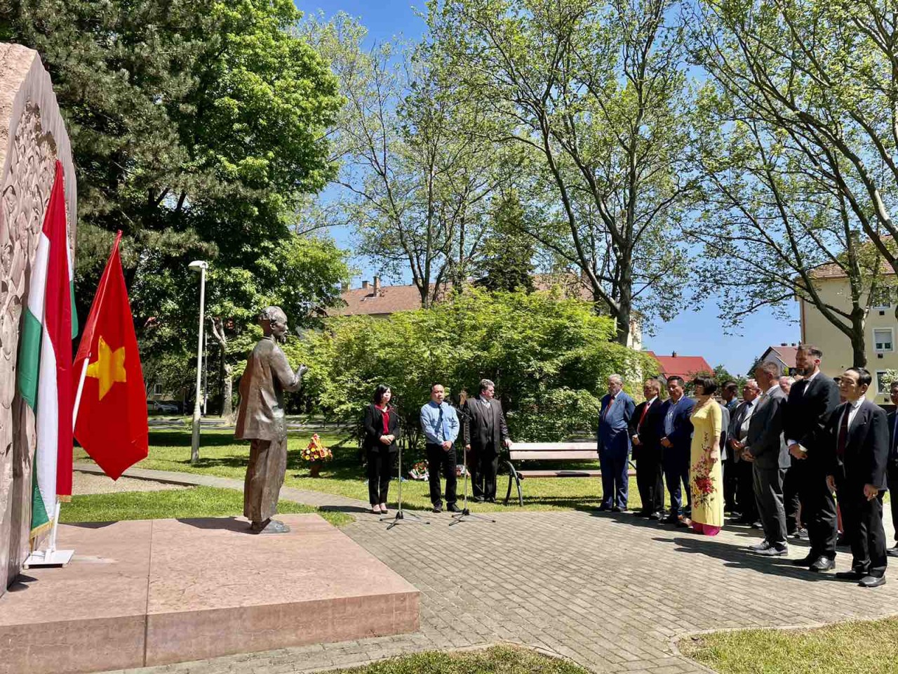 Dâng hoa và trồng cây nhớ ơn Chủ tịch Hồ Chí Minh tại Zalaegerszeg, Hungary Dâng hoa và trồng cây nhớ ơn Chủ tịch Hồ Chí Minh tại Zalaegerszeg, Hungary