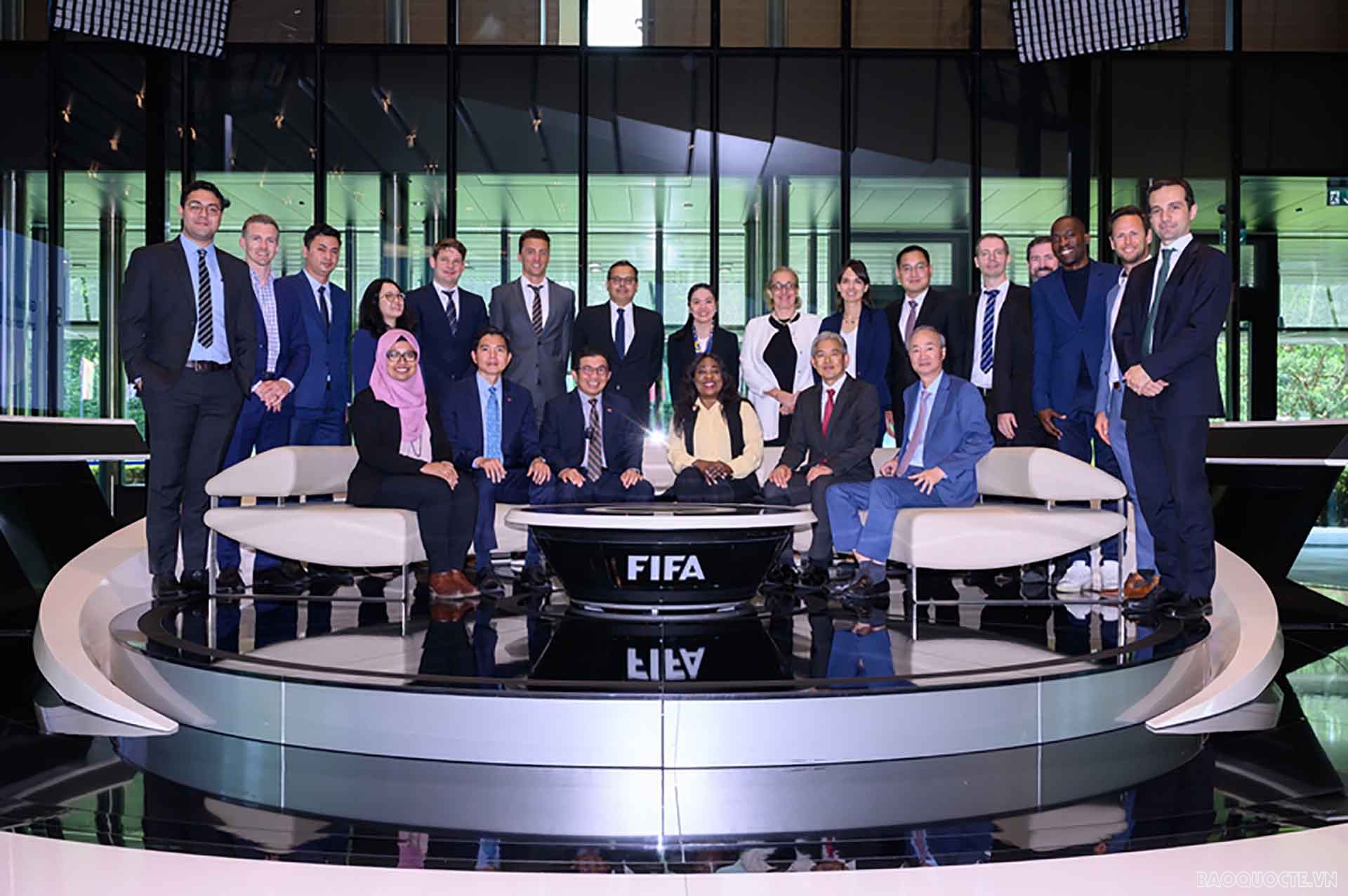 Ủy ban ASEAN tại Thụy Sỹ cùng Tổng Thư ký FIFA và đại diện các ban chức năng của FIFA Ủy ban ASEAN tại Thụy Sỹ cùng Tổng Thư ký FIFA và đại diện các ban chức năng của FIFA