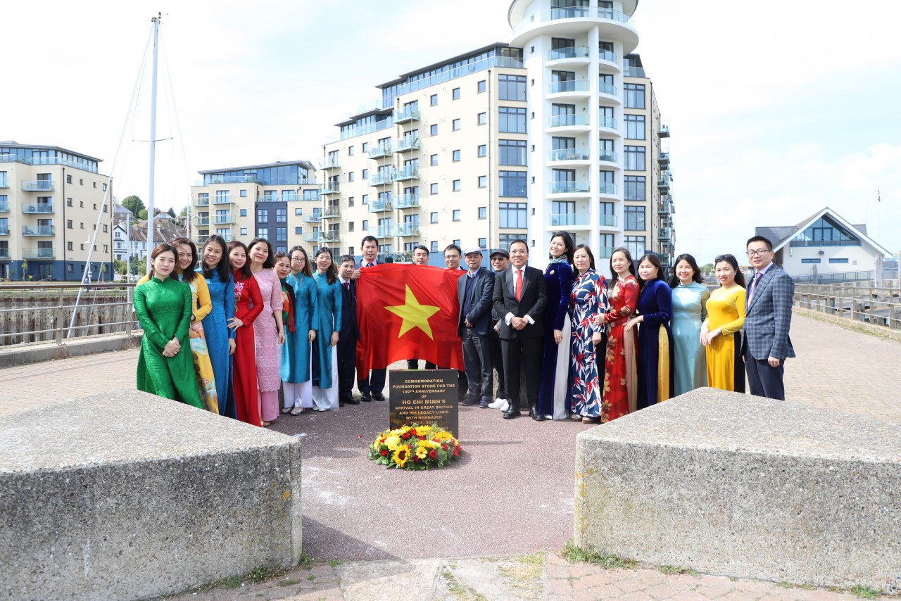 Dâng hoa tưởng niệm nhân dịp 132 năm ngày sinh Chủ tịch Hồ Chí Minh tại London Dâng hoa tưởng niệm nhân dịp 132 năm ngày sinh Chủ tịch Hồ Chí Minh tại London