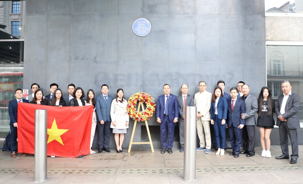 Dâng hoa tưởng niệm nhân dịp 132 năm ngày sinh Chủ tịch Hồ Chí Minh tại London Dâng hoa tưởng niệm nhân dịp 132 năm ngày sinh Chủ tịch Hồ Chí Minh tại London