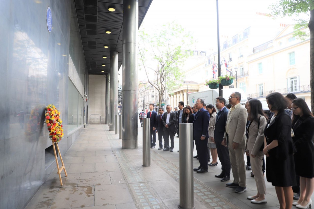 Dâng hoa tưởng niệm nhân dịp 132 năm ngày sinh Chủ tịch Hồ Chí Minh tại London Dâng hoa tưởng niệm nhân dịp 132 năm ngày sinh Chủ tịch Hồ Chí Minh tại London
