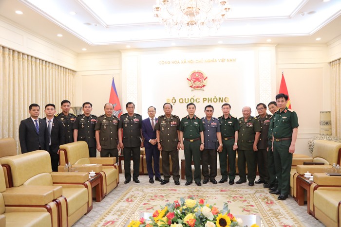 Các đại biểu chụp ảnh lưu niệm. Các đại biểu chụp ảnh lưu niệm.