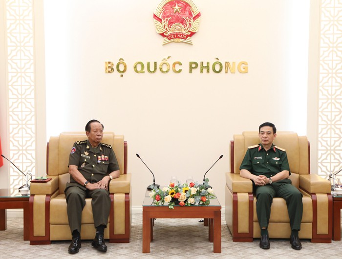 Bộ trưởng Bộ Quốc phòng Phan Văn Giang tiếp Bộ trưởng Bộ Quốc phòng Campuchia Tea Banh. Bộ trưởng Bộ Quốc phòng Phan Văn Giang tiếp Bộ trưởng Bộ Quốc phòng Campuchia Tea Banh.