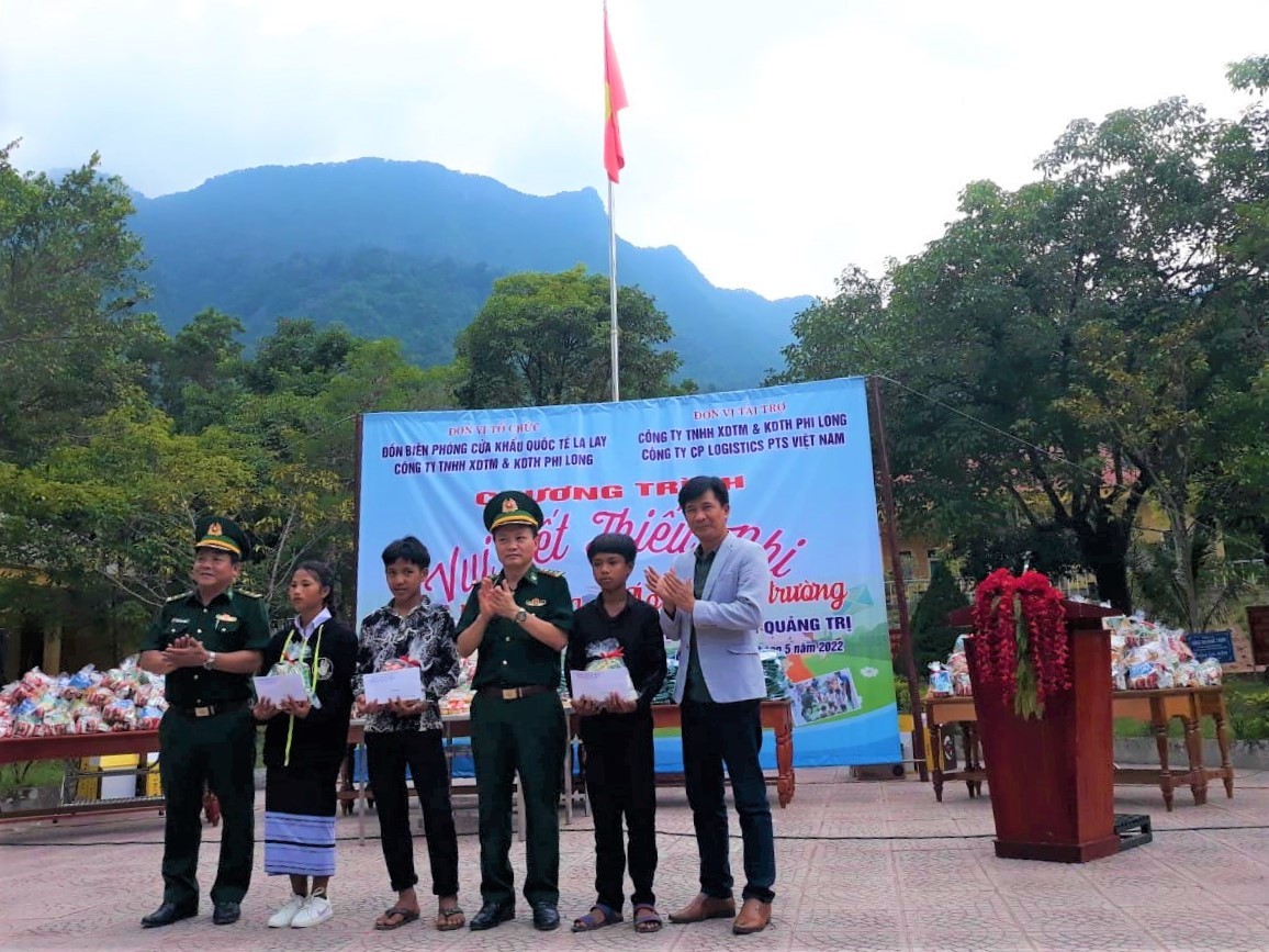Bộ đội Biên phòng tỉnh Quảng Trị tặng quà cho thiếu nhi nhân ngày 1/6 Bộ đội Biên phòng tỉnh Quảng Trị tặng quà cho thiếu nhi nhân ngày 1/6