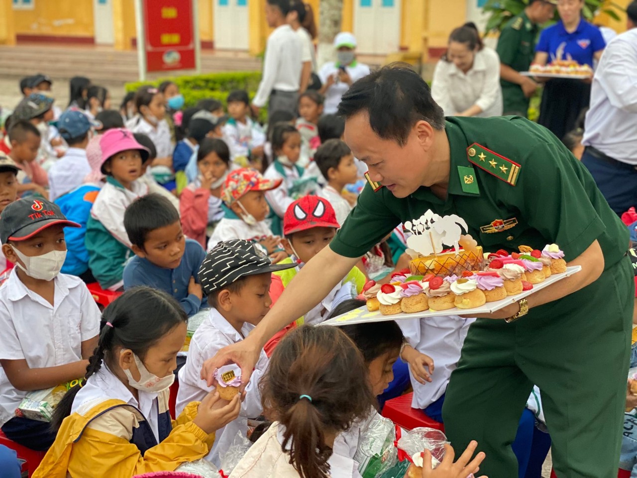 Bộ đội Biên phòng tỉnh Quảng Trị tặng quà cho thiếu nhi nhân ngày 1/6 Bộ đội Biên phòng tỉnh Quảng Trị tặng quà cho thiếu nhi nhân ngày 1/6