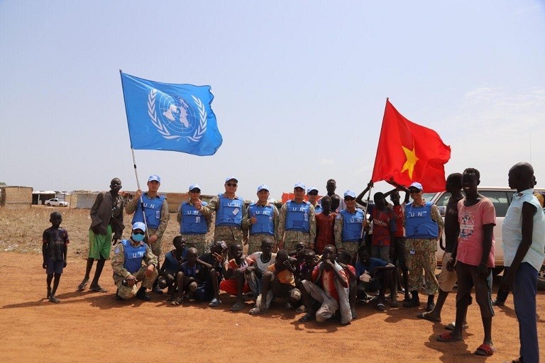 Lính công binh Việt Nam giúp người dân Nam Sudan làm sạch môi trường Lính công binh Việt Nam giúp người dân Nam Sudan làm sạch môi trường