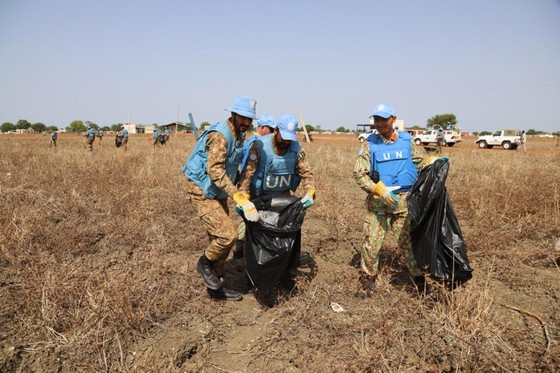 Lính công binh Việt Nam giúp người dân Nam Sudan làm sạch môi trường Lính công binh Việt Nam giúp người dân Nam Sudan làm sạch môi trường