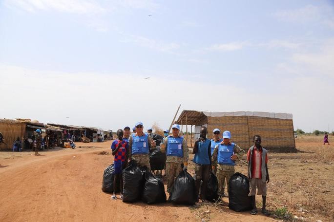 Lính công binh Việt Nam giúp người dân Nam Sudan làm sạch môi trường Lính công binh Việt Nam giúp người dân Nam Sudan làm sạch môi trường