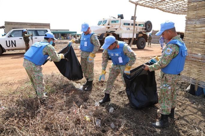 Lính công binh Việt Nam giúp người dân Nam Sudan làm sạch môi trường Lính công binh Việt Nam giúp người dân Nam Sudan làm sạch môi trường