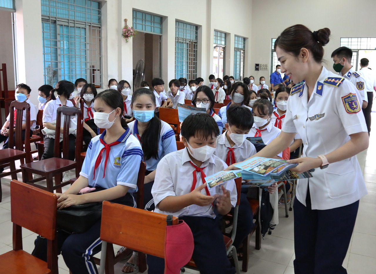Bộ Tư lệnh Vùng Cảnh sát biển 3 tuyên truyền biển, đảo cho gần 1.000 giáo viên, học sinh Chú thích ảnh
