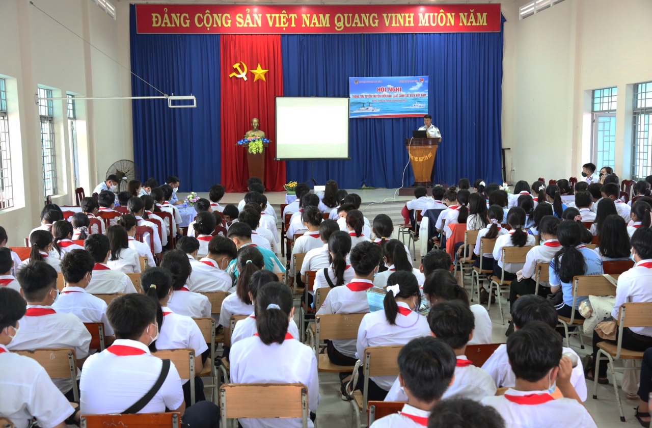 Bộ Tư lệnh Vùng Cảnh sát biển 3 tuyên truyền biển, đảo cho gần 1.000 giáo viên, học sinh Chú thích ảnh