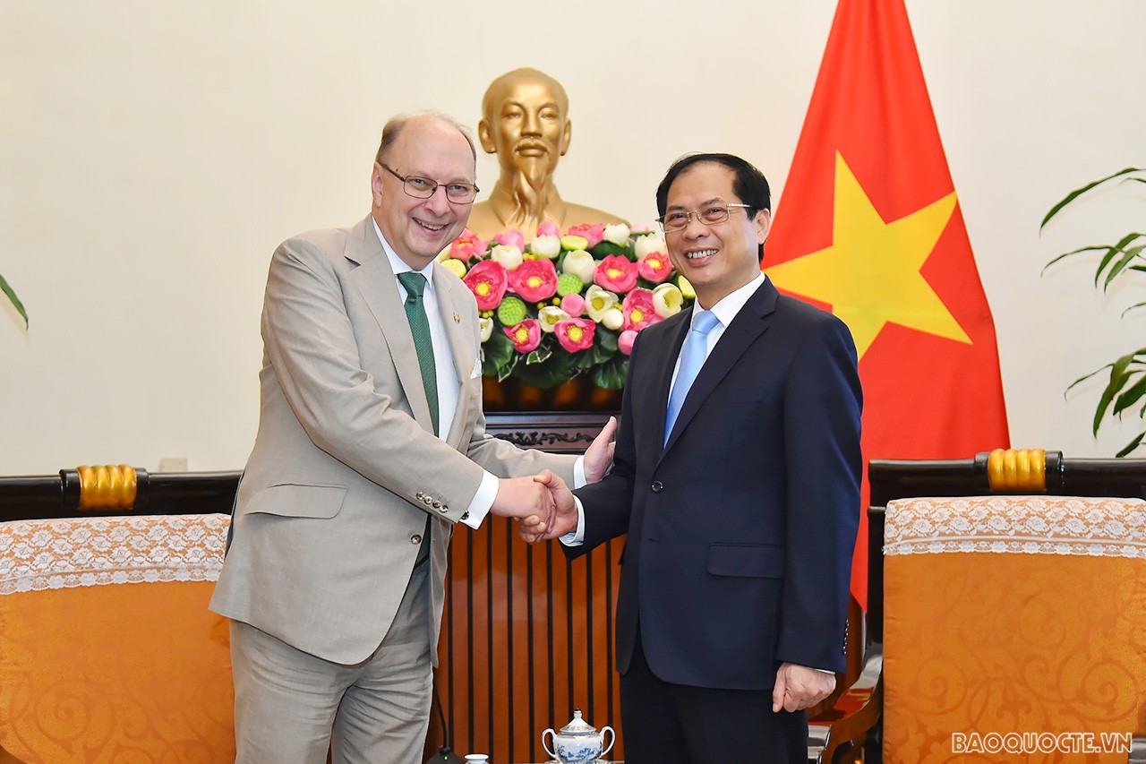 Chiều ngày 10/6, tại trụ sở Bộ, Bộ trưởng Ngoại giao Bùi Thanh Sơn tiếp Quốc Vụ khanh Bộ Ngoại giao Thụy Điển Robert Rydberg đến chào xã giao. (Ảnh: Tuấn Anh)