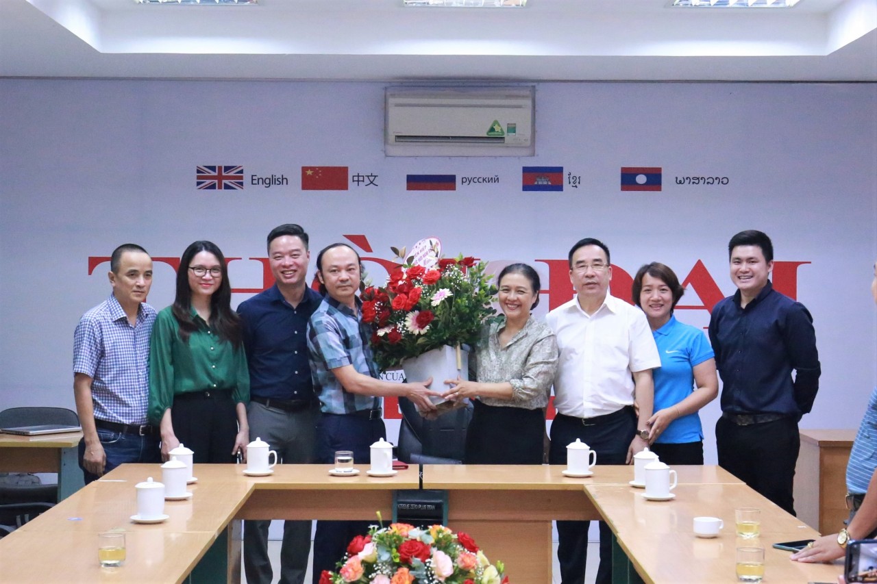 Đại sứ Nguyễn Phương Nga tặng hoa Đại sứ Nguyễn Phương Nga tặng hoa