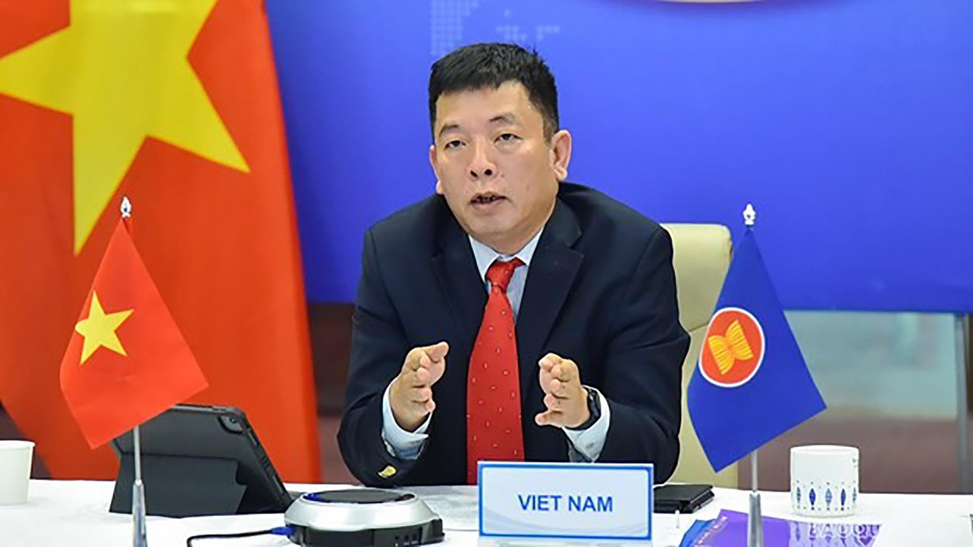 Đại sứ Vũ Hồ, Quyền Trưởng SOM ASEAN Việt Nam. Đại sứ Vũ Hồ, Quyền Trưởng SOM ASEAN Việt Nam.
