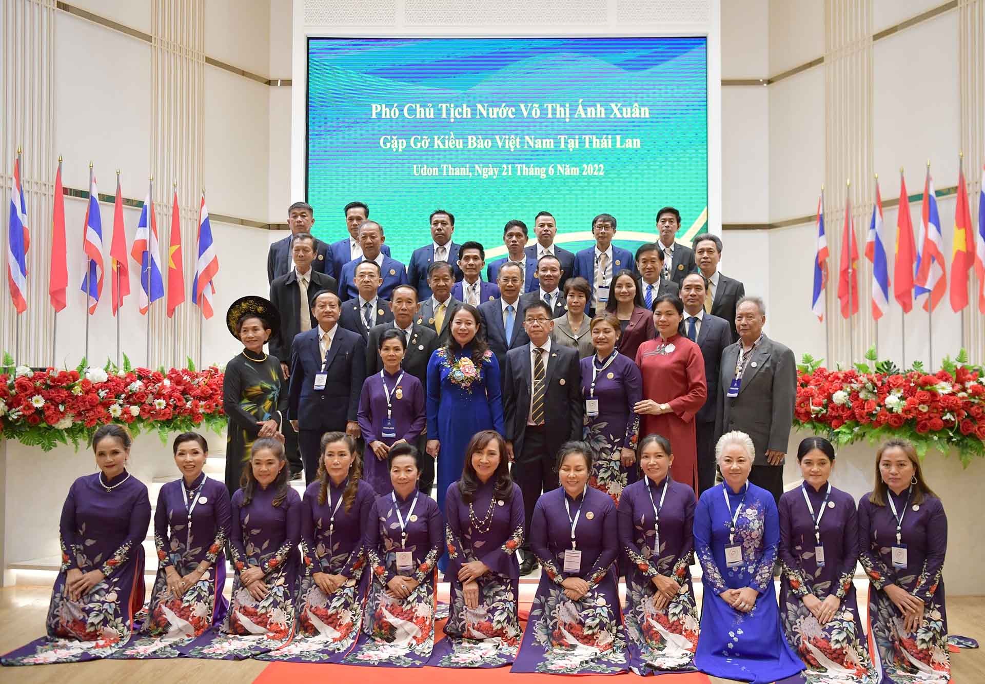 Phó Chủ tịch nước Võ Thị Ánh Xuân gặp gỡ cộng đồng người Việt Nam tại tỉnh Udon Thani, Thái Lan Phó Chủ tịch nước Võ Thị Ánh Xuân gặp gỡ cộng đồng người Việt Nam tại tỉnh Udon Thani, Thái Lan