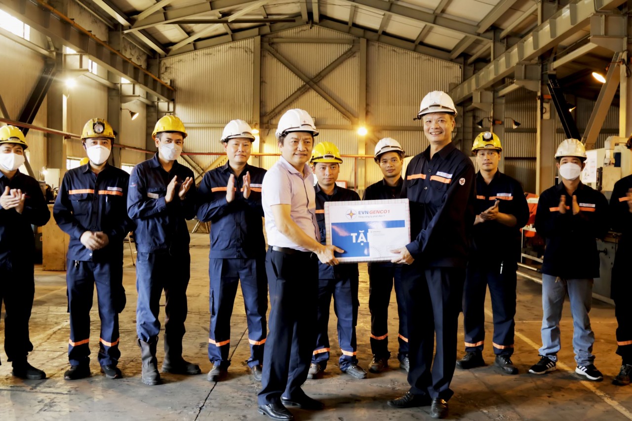 Đoàn công tác đến thăm và tặng quà động viên tại các vị trí sản xuất Đoàn công tác đến thăm và tặng quà động viên tại các vị trí sản xuất