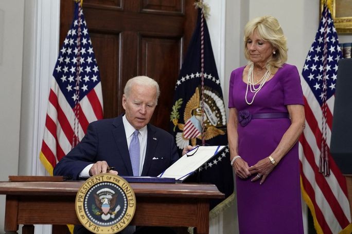 Tổng thống Mỹ Joe Biden ký ban hành luật kiểm soát súng đạn Tổng thống Mỹ Joe Biden ký ban hành luật kiểm soát súng đạn