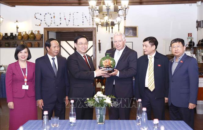 Chủ tịch Quốc hội thăm thành phố Albertirsa và tiếp Phó Chủ tịch Quốc hội Hungary Istvan Jakab Chú thích ảnh