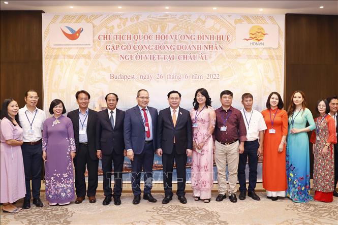 Chủ tịch Quốc hội Vương Đình Huệ gặp gỡ cộng đồng doanh nhân người Việt tại châu Âu Chú thích ảnh