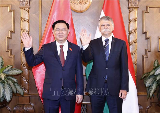 Chủ tịch Quốc hội Hungary đón, hội đàm với Chủ tịch Quốc hội Vương Đình Huệ Chú thích ảnh
