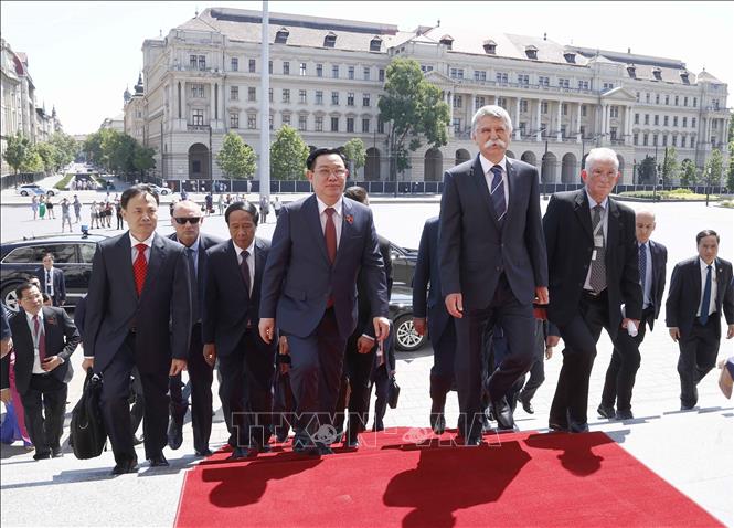 Chủ tịch Quốc hội Hungary đón, hội đàm với Chủ tịch Quốc hội Vương Đình Huệ Chú thích ảnh