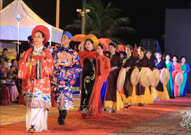 Festival Biển 2023: Tôn vinh áo dài Việt Nam Chú thích ảnh