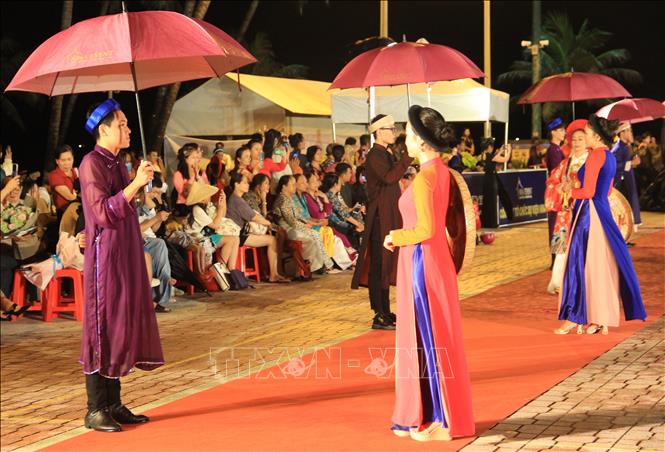 Festival Biển 2023: Tôn vinh áo dài Việt Nam Chú thích ảnh