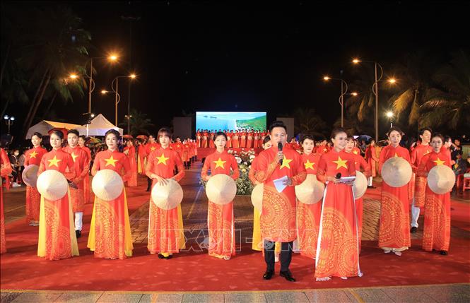 Festival Biển 2023: Tôn vinh áo dài Việt Nam Chú thích ảnh