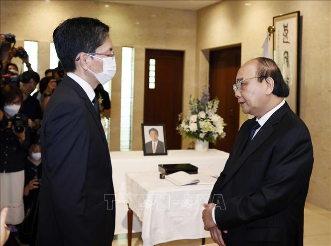 Chủ tịch nước Nguyễn Xuân Phúc tưởng niệm cố Thủ tướng Nhật Bản Abe Shinzo Chú thích ảnh