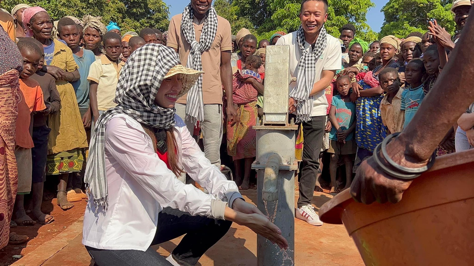 Hoa hậu Thuỳ Tiên được người dân Angola vây quanh hò reo khi mang nước sạch về bản nghèo châu Phi Hoa hậu Thuỳ Tiên được người dân Angola vây quanh hò reo khi mang nước sạch về bản nghèo châu Phi ảnh 4