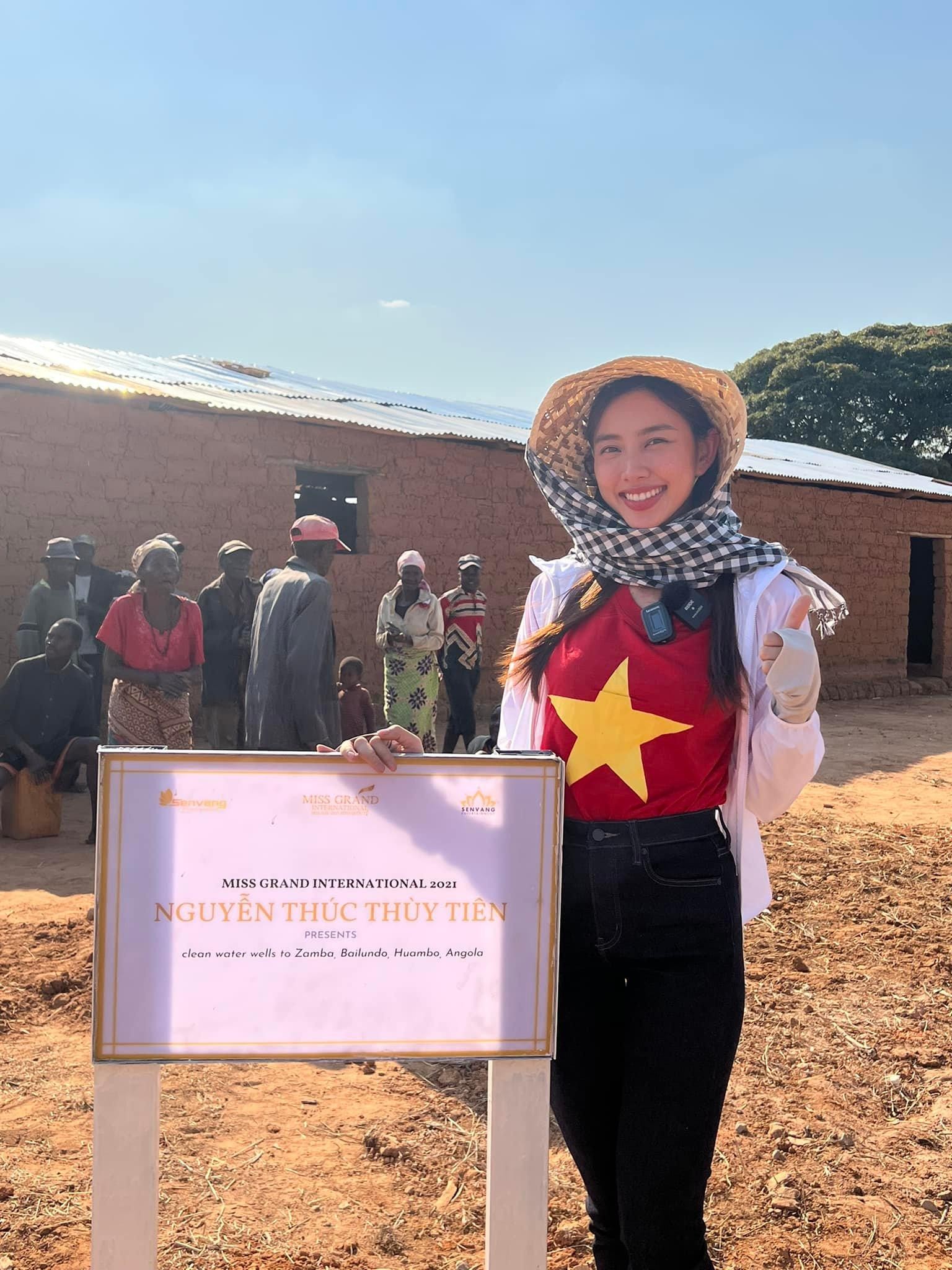 Hoa hậu Thuỳ Tiên được người dân Angola vây quanh hò reo khi mang nước sạch về bản nghèo châu Phi Hoa hậu Thuỳ Tiên được người dân Angola vây quanh hò reo khi mang nước sạch về bản nghèo châu Phi ảnh 1