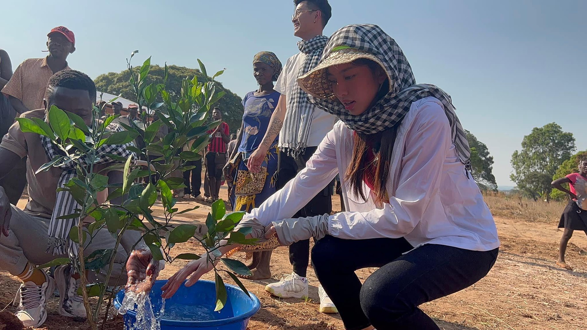 Hoa hậu Thuỳ Tiên được người dân Angola vây quanh hò reo khi mang nước sạch về bản nghèo châu Phi Hoa hậu Thuỳ Tiên được người dân Angola vây quanh hò reo khi mang nước sạch về bản nghèo châu Phi ảnh 10