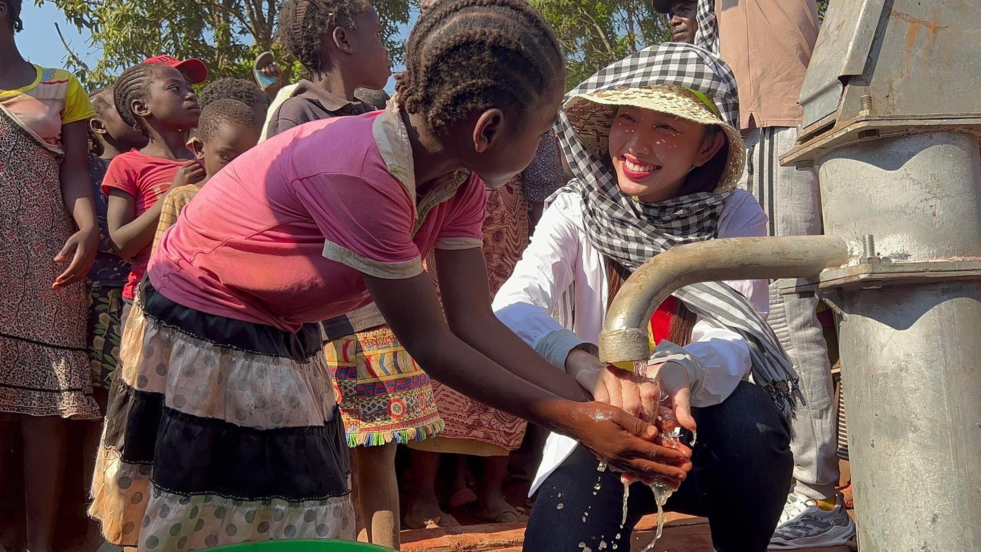 Hoa hậu Thuỳ Tiên được người dân Angola vây quanh hò reo khi mang nước sạch về bản nghèo châu Phi Hoa hậu Thuỳ Tiên được người dân Angola vây quanh hò reo khi mang nước sạch về bản nghèo châu Phi ảnh 6