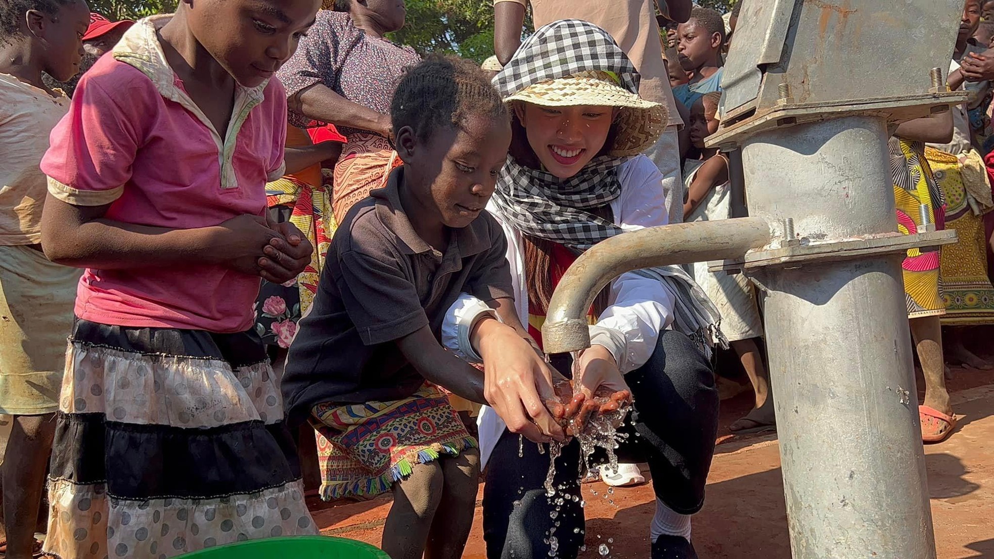 Hoa hậu Thuỳ Tiên được người dân Angola vây quanh hò reo khi mang nước sạch về bản nghèo châu Phi Hoa hậu Thuỳ Tiên được người dân Angola vây quanh hò reo khi mang nước sạch về bản nghèo châu Phi ảnh 5