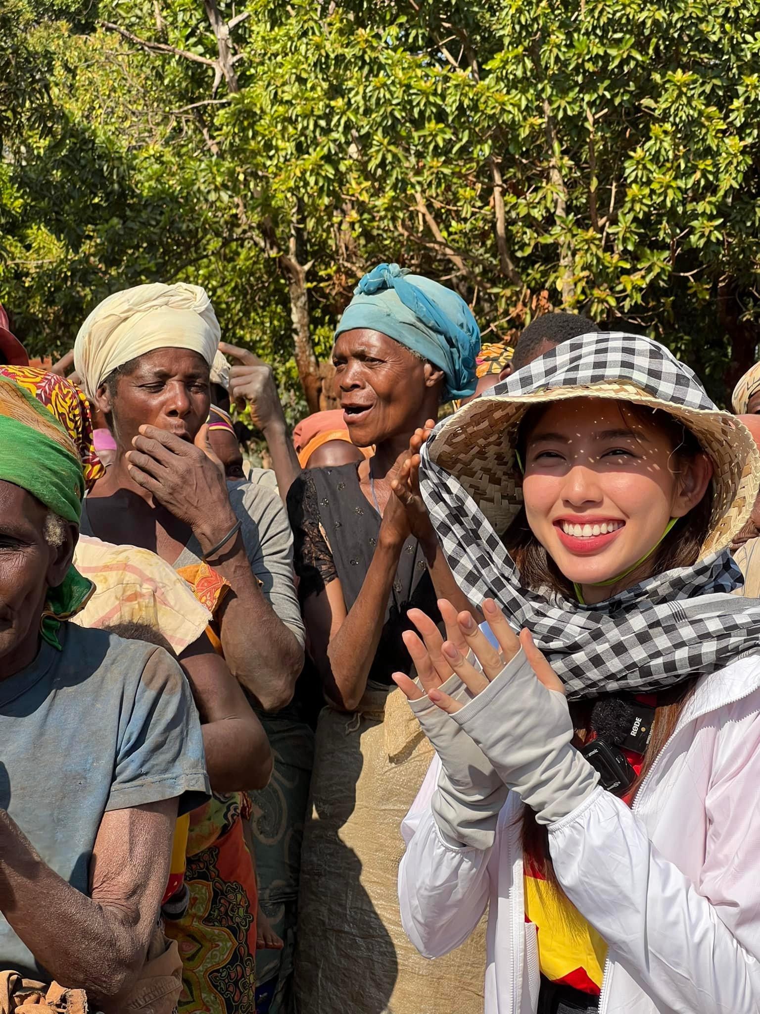 Hoa hậu Thuỳ Tiên được người dân Angola vây quanh hò reo khi mang nước sạch về bản nghèo châu Phi Hoa hậu Thuỳ Tiên được người dân Angola vây quanh hò reo khi mang nước sạch về bản nghèo châu Phi ảnh 8